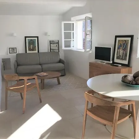 Apartment Deux-pieces - Vieux Village - Superbe Vue Sur Les Toits Et Parking *